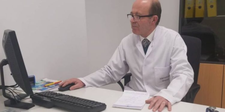 E TRISHTË/ Prej 39 vitesh shërbeu në QSUT, ndahet nga jeta mjeku i njohur…