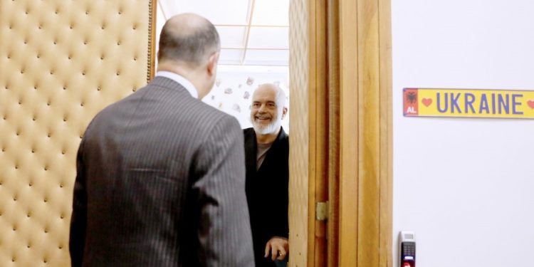 Rama takohet me ambasadorin e OSBE, ja detaji i veçantë që ra në sy pranë zyrës së tij…