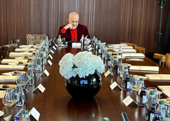 Mbledhja me ministrat, Rama poston foto nga tryeza: Ai momenti kur bën detyrat para…