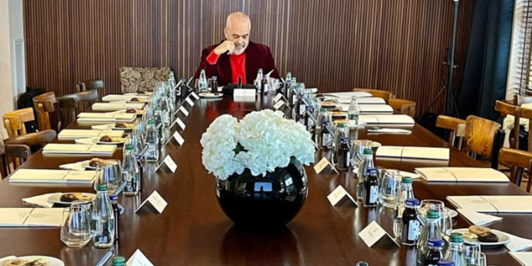 Mbledhja me ministrat, Rama poston foto nga tryeza: Ai momenti kur bën detyrat para…