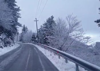 Bardhësia e dëborës mbulon fshatin turistik në vendin tonë, pamje mahnitëse nga…