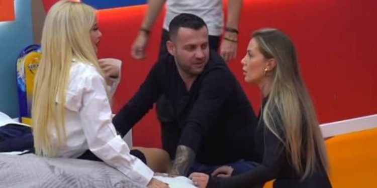 Dean e harrojnë në dhomën e rrëfimit, e kap paniku, banorët e gjejnë duke…