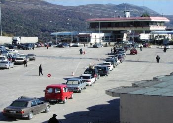 Pas festave emigrantët kthehen në Greqi, radhë të gjata në kufi…