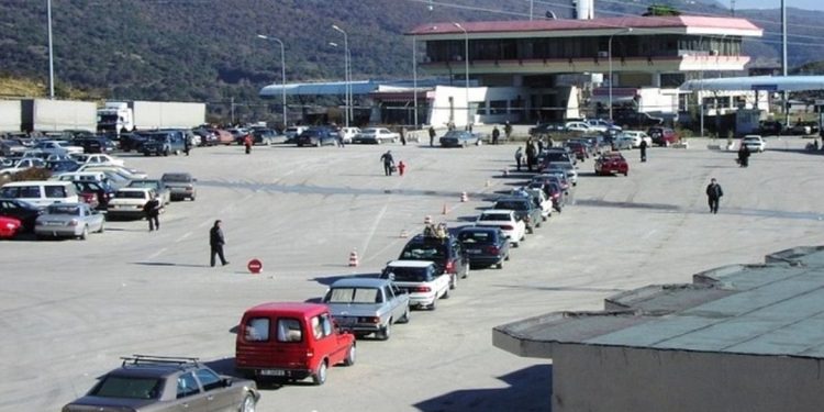 Pas festave emigrantët kthehen në Greqi, radhë të gjata në kufi…