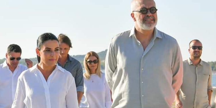 Balluku e nis vitin e ri me inspektimin punimeve në aksin kombëtar: Kilometrat e para…
