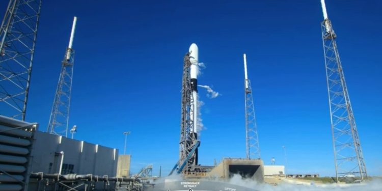 Historike/ Raketa “Falcon 9” e “SpaceX” lëshon në hapësirë satelitët Albania 1 dhe Albania 2…