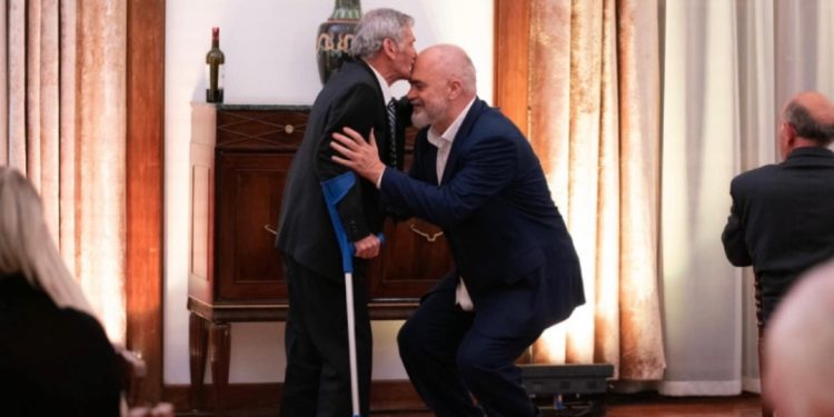 Mirënjohje! Rama i shtron darkë pensionistëve/ I moshuari “puth në ballë” kryeministrin…