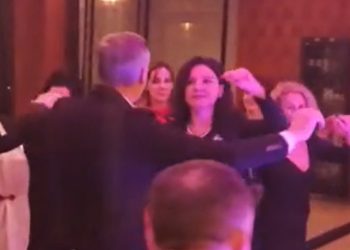 Spiropali ia merr valles me deputetin Agron Çela, ministres i këndojnë: O bukuria Elisa mos t’u…