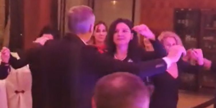 Spiropali ia merr valles me deputetin Agron Çela, ministres i këndojnë: O bukuria Elisa mos t’u…