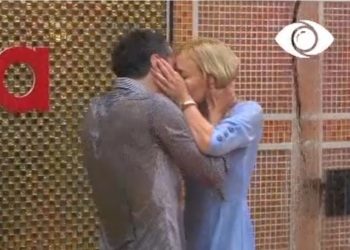VIDEO/ Të gjithë sytë nga Luizi, befason Amos dhe jep puthjen e parë në Big Brother