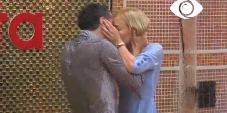 VIDEO/ Të gjithë sytë nga Luizi, befason Amos dhe jep puthjen e parë në Big Brother