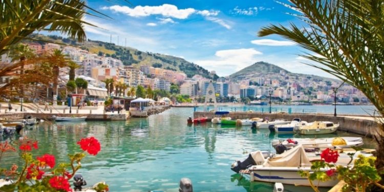 “The Sun” thirrje britanikëve: Maldivet e Europës për vetëm 27 paund! Shqipëria vend parajse për…