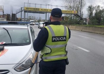 Morën para për të mos vendosur gjobë/ E pësojnë keq 2 efektivë të policisë në qytetin…