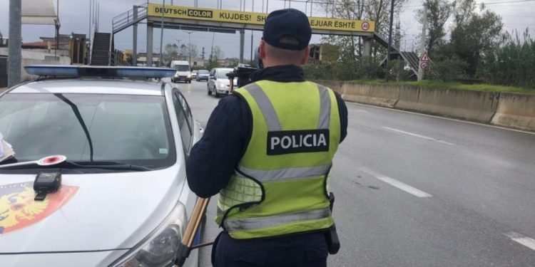 Morën para për të mos vendosur gjobë/ E pësojnë keq 2 efektivë të policisë në qytetin…