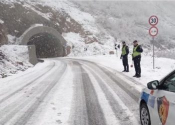 Disa orë e bllokuar për shkak të borës, rihapet qarkullimi në “Rrugën e Arbrit”…