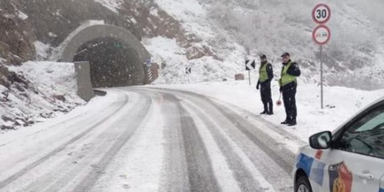 Disa orë e bllokuar për shkak të borës, rihapet qarkullimi në “Rrugën e Arbrit”…