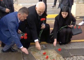 Kryeministri Rama dhe familjarët e të vrarëve më “21 Janar”, vendosin lule në bulevard. Hetimet…