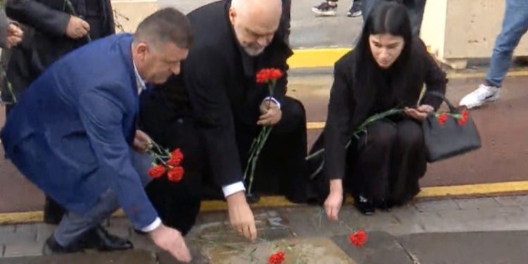 Kryeministri Rama dhe familjarët e të vrarëve më “21 Janar”, vendosin lule në bulevard. Hetimet…
