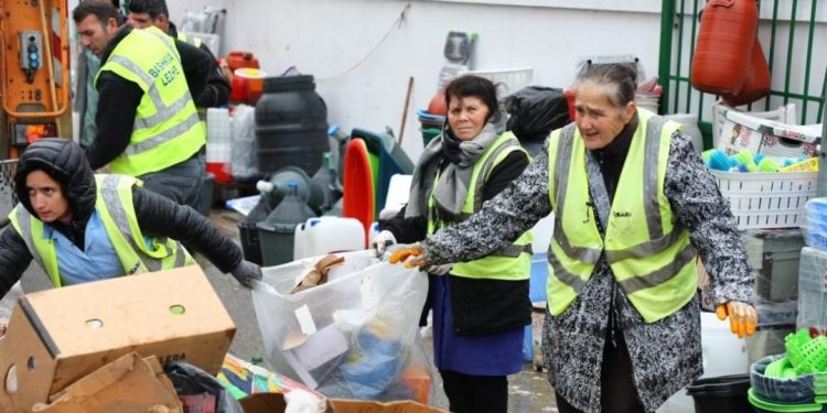 Rrugët e Lezhës “xixë”, vëmendjen në fotot e kryebashkiakut e merr zonja e moshuar…