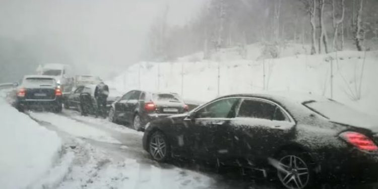 Policia devijon trafikun në aksin Klos- Qafë Murrizë,  njoftimi për shoferët: Ja si do të bëhet lëvizja…