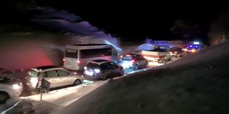 Moti i keq, 200 mjete të bllokuara prej 5 orësh në Rrugën e Arbrit…