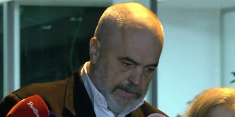 Rama “bombardohet” me pyetje për ish-zyrtarin e FBI-së: Hetimet treguan se kam…