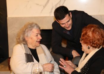 “Mirënjohës për kontributin e çmuar”, Arbër Hajdari bën bashkë aktorët më të mirë të kombit…