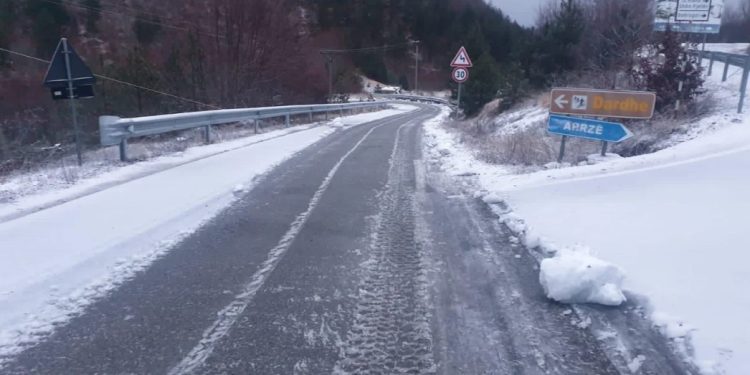 Dëbora “pushton” disa akse të vendit, ja si paraqitet situata në zonën…