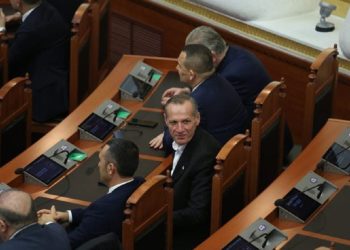 Braktisi partinë e Ilir Metës për t’iu bashkuar PS, Agron Çela gjen vendin e ri në Kuvend…