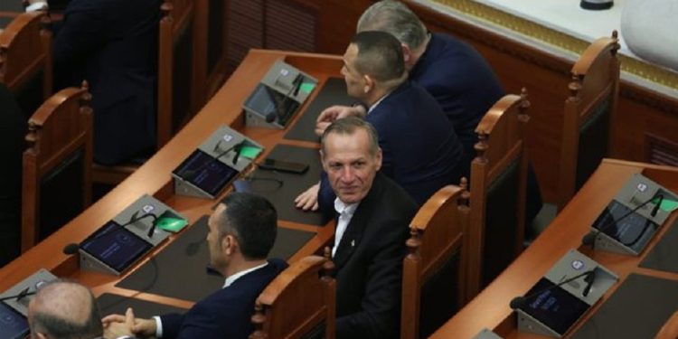 Braktisi partinë e Ilir Metës për t’iu bashkuar PS, Agron Çela gjen vendin e ri në Kuvend…