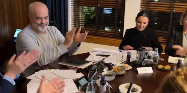 16 orë e 25 minuta, mbledhja e qeverisë mbyllet me duartrokitje, Rama ka një mesazh…