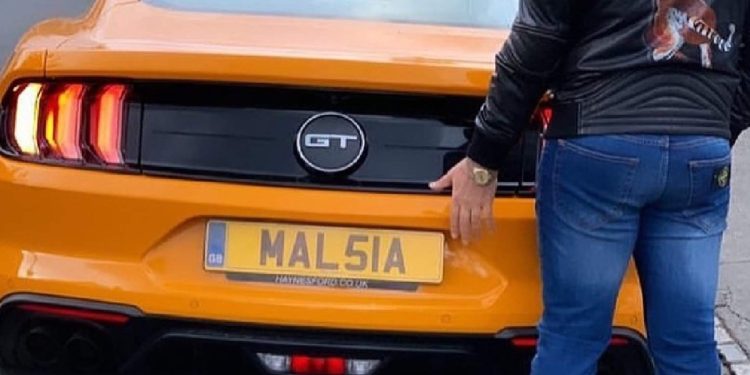 Si në Angli/ Dëshiron targë të personalizuar? “Në Shqipëri do të jetë shumë e shtrenjtë…
