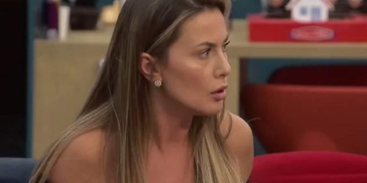 “Do ia kisha rrasur me shishe kokës”/ Plas në “Big Brother”, Olta Gixhari revoltohet keq me…
