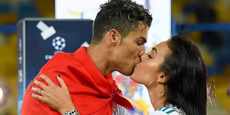 Ronaldo dhe Georgina thyejnë ligjin në Arabinë Saudite, i shpëtojnë…