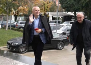Cila është arsyeja? Berisha ende sëmurë me grip, Meta shkon tek selia e PD-së…