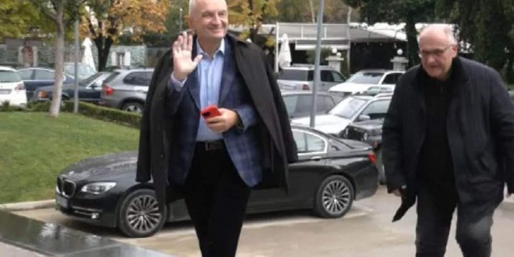 Cila është arsyeja? Berisha ende sëmurë me grip, Meta shkon tek selia e PD-së…