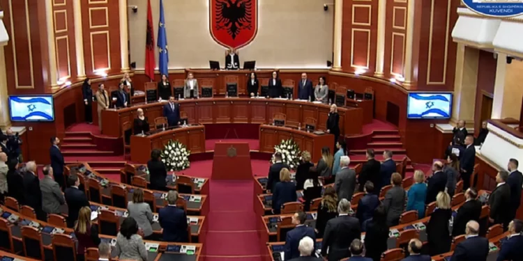 Lajm i Fundit/ Nis me 1 minutë heshtje seanca e sotme e Kuvendit për…