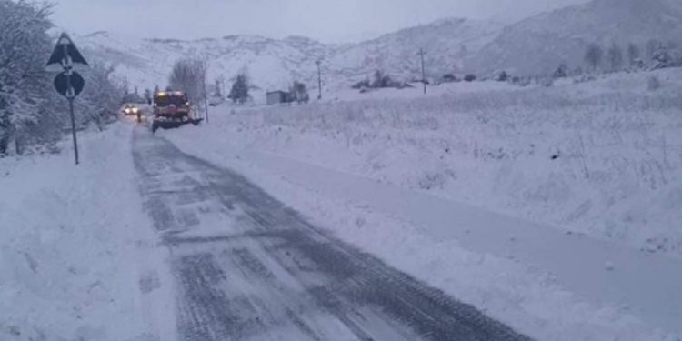Korça mbulohet nga dëbora/ Kjo është situata në rrugë, ja çfarë duhet të dinë shoferët…