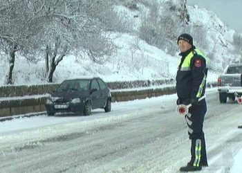 Akset problematike/ Dëbora e ngricat “pushtojnë” vendin, shoferët të bëjnë nëse udhëtojnë drejt…