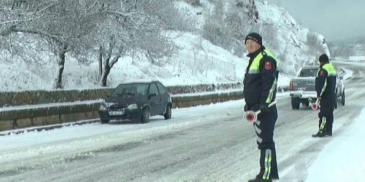 Akset problematike/ Dëbora e ngricat “pushtojnë” vendin, shoferët të bëjnë nëse udhëtojnë drejt…