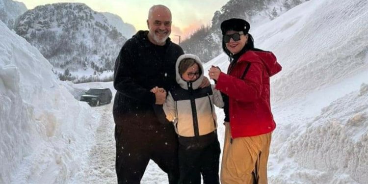 Në mes të dëborës/ Ku po e kalon fundjavën Rama? Kryeministri shfaqet me Zahon dhe Lindën në…