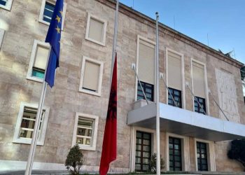 Flamuri shqiptar gjysmë shtizë, vendimi i qeverisë Rama: Sot kapërcejnë kufijtë tanë…