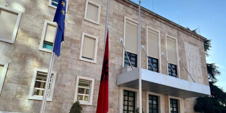 Flamuri shqiptar gjysmë shtizë, vendimi i qeverisë Rama: Sot kapërcejnë kufijtë tanë…