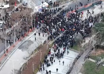 Pjesëmarrje e turpshme! Shikoni si katandiset protesta e Berishës përballë Kuvendit…