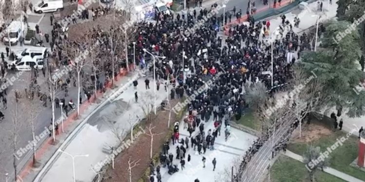 Pjesëmarrje e turpshme! Shikoni si katandiset protesta e Berishës përballë Kuvendit…