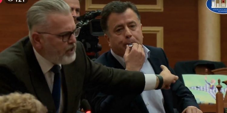 PD shkakton kaos në Kuvend/ Flamur Noka i fryn bilbilit si “polic”, shikoni çfarë ndodh…