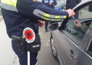 Merrnin para shoferëve për t’u kthyer patentat e bllokuara/ 2 policët e pësojnë keq nga SPAK-u…