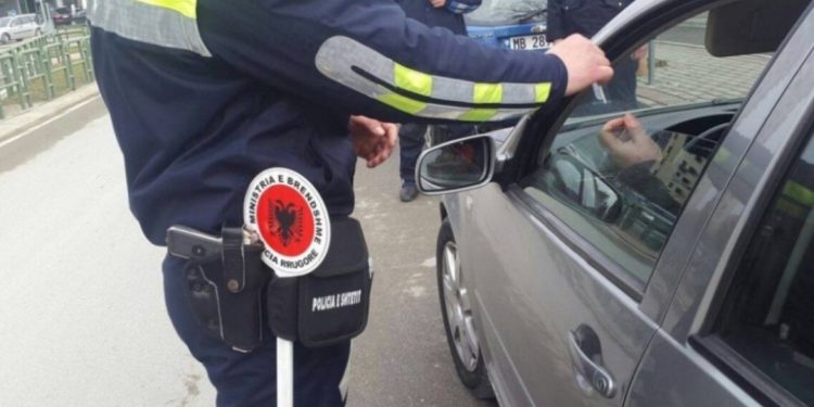Merrnin para shoferëve për t’u kthyer patentat e bllokuara/ 2 policët e pësojnë keq nga SPAK-u…