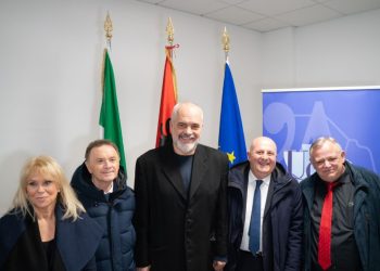 Surpriza e bukur vjen nga Italia/ Kryeministri Edi Rama merr titullin e nderit nga…
