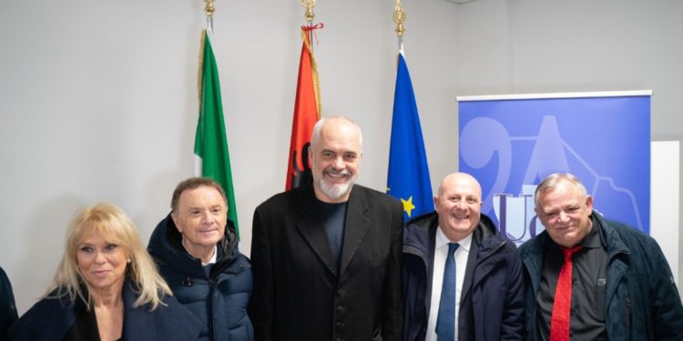 Surpriza e bukur vjen nga Italia/ Kryeministri Edi Rama merr titullin e nderit nga…